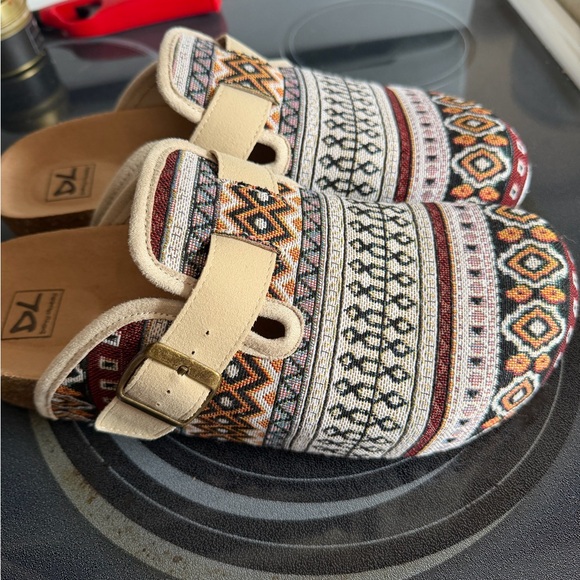 Dirty Laundry Multicolor Patterned Clogs - Picture 3 of 4